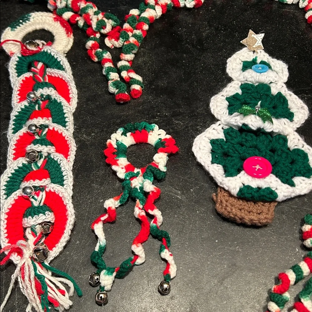 4 piece Lot Hand Crocheted Christmas Decor 2 Wall Hangers & Yards of Garland MCM